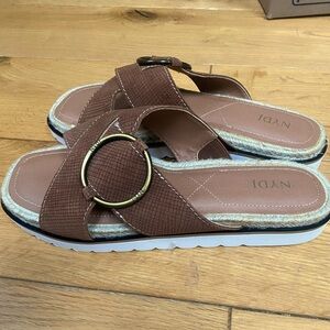 NYDJ Tan and white Sandals with gold hardware​